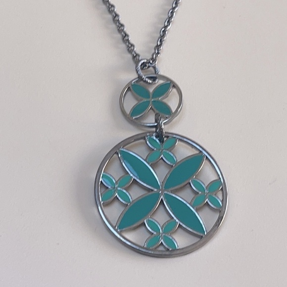 👋 3/$15 FASHION NECKLACE Green and Silver toned - Picture 3 of 4